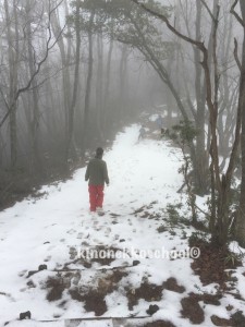龍頭山の5合目より登山。まだ雪が残っています。