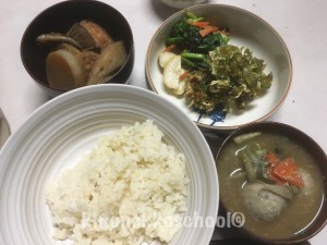 ミカちゃんランチは、大根と厚揚げとこんにゃくの煮物、小松菜のサラダ、ふきのとうの天ぷら、レンコン団子入りお味噌汁、羽釜炊き分つき米