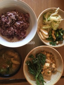 みかちゃんランチ。黒米ごはん、豆腐料理や小松菜の煮浸し、レタスと大根のサラダ、木のねっこ畑のよもぎ天ぷら、などなど。