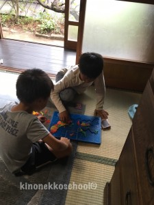 日本地図パズルの男子2人。30分ほどで完成