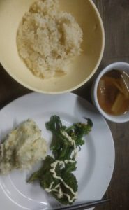 飯ごうご飯 わかめと春雨のスープ なばな菜の炒め物 ポテトサラダ ブロッコリー